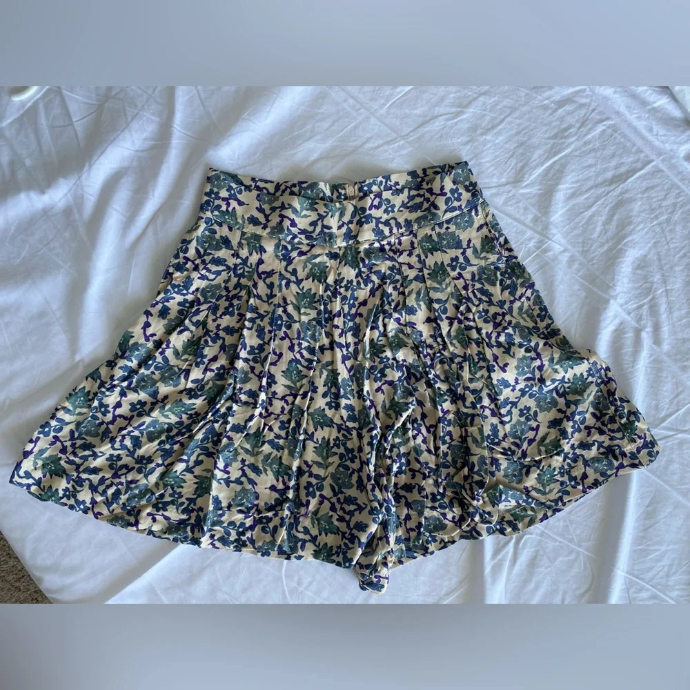 H&M Floral Patterned High waist Pleated short beige Cream blue viscose US 2 NWT